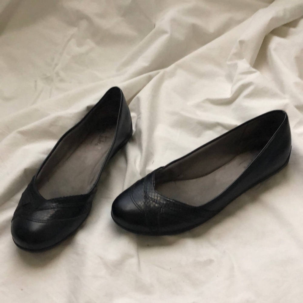 Black Life Stride comfy flats in great condition. Size 7 1/2 medium.